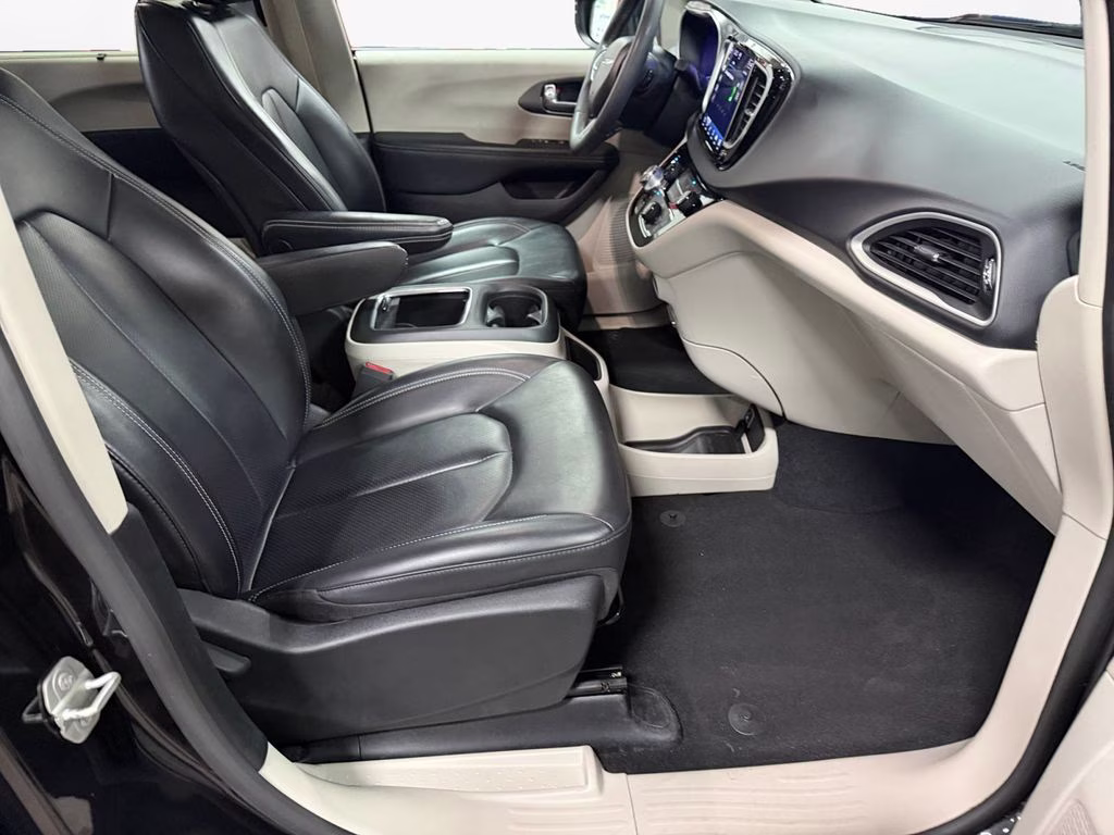 2023 Brilliant Black Crystal Pearlcoat Chrysler Pacifica Touring L FWD Van