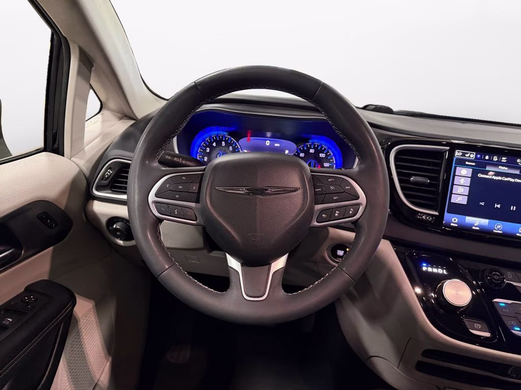 2023 Brilliant Black Crystal Pearlcoat Chrysler Pacifica Touring L FWD Van