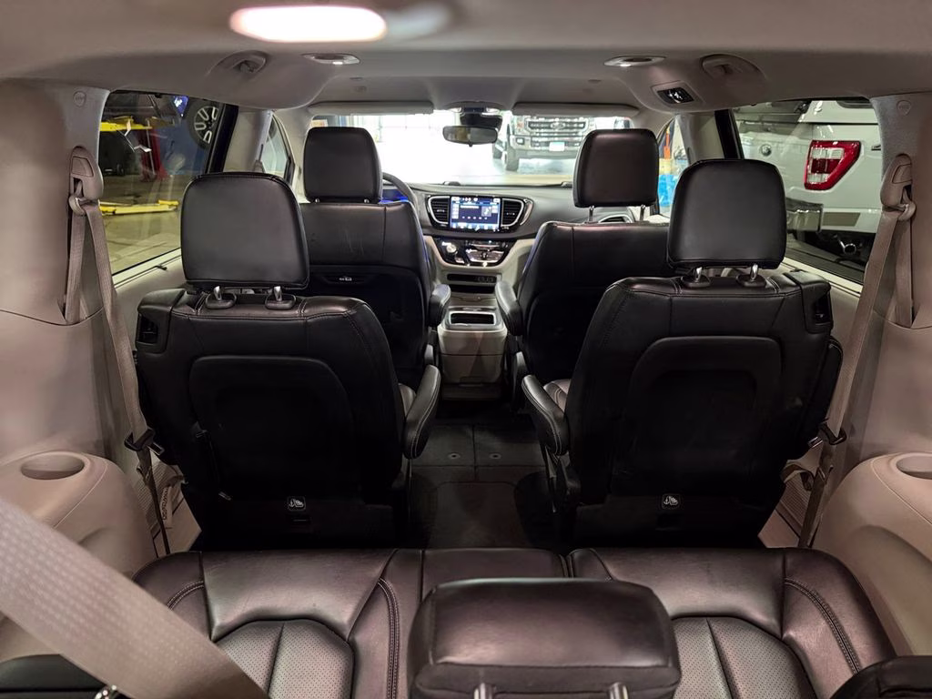 2023 Brilliant Black Crystal Pearlcoat Chrysler Pacifica Touring L FWD Van