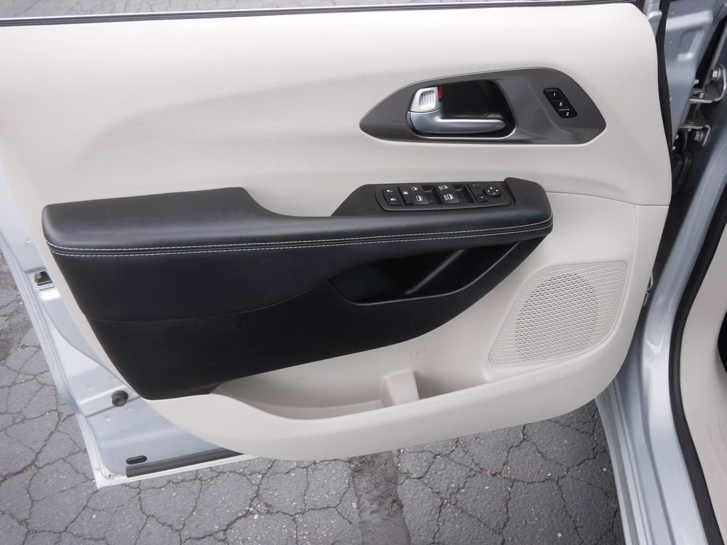 2023 Silver Mist Clearcoat Chrysler Pacifica Touring L FWD Van