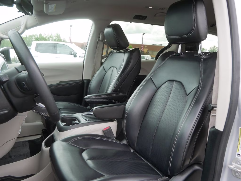 2023 Silver Mist Clearcoat Chrysler Pacifica Touring L FWD Van