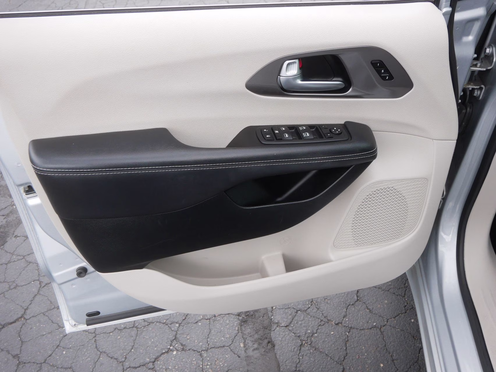 2023 Silver Mist Clearcoat Chrysler Pacifica Touring L FWD Van