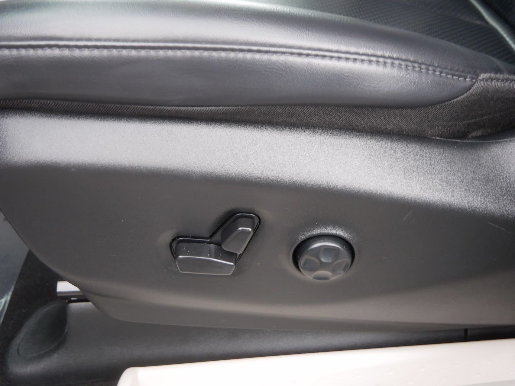 2023 Silver Mist Clearcoat Chrysler Pacifica Touring L FWD Van