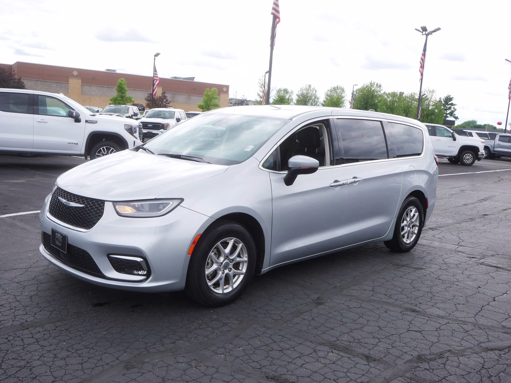 2023 Silver Mist Clearcoat Chrysler Pacifica Touring L FWD Van