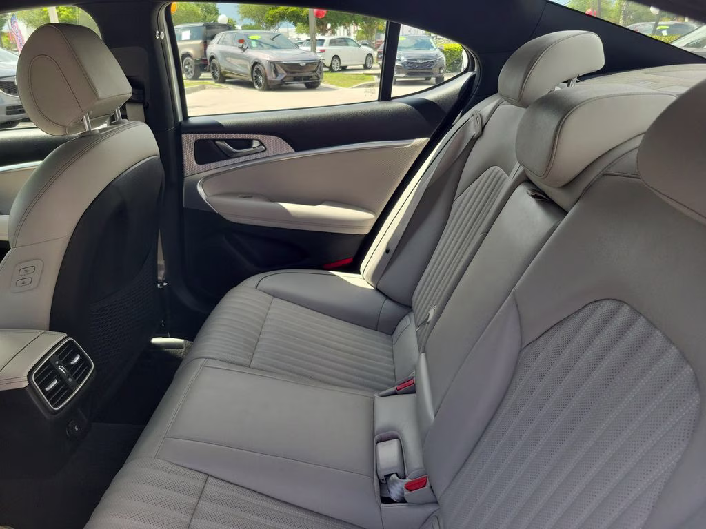 2023 Uyuni White Genesis G70 Sport Prestige 2.0T RWD Sedan