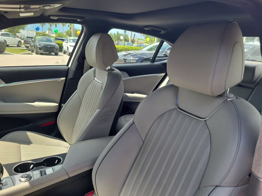 2023 Uyuni White Genesis G70 Sport Prestige 2.0T RWD Sedan