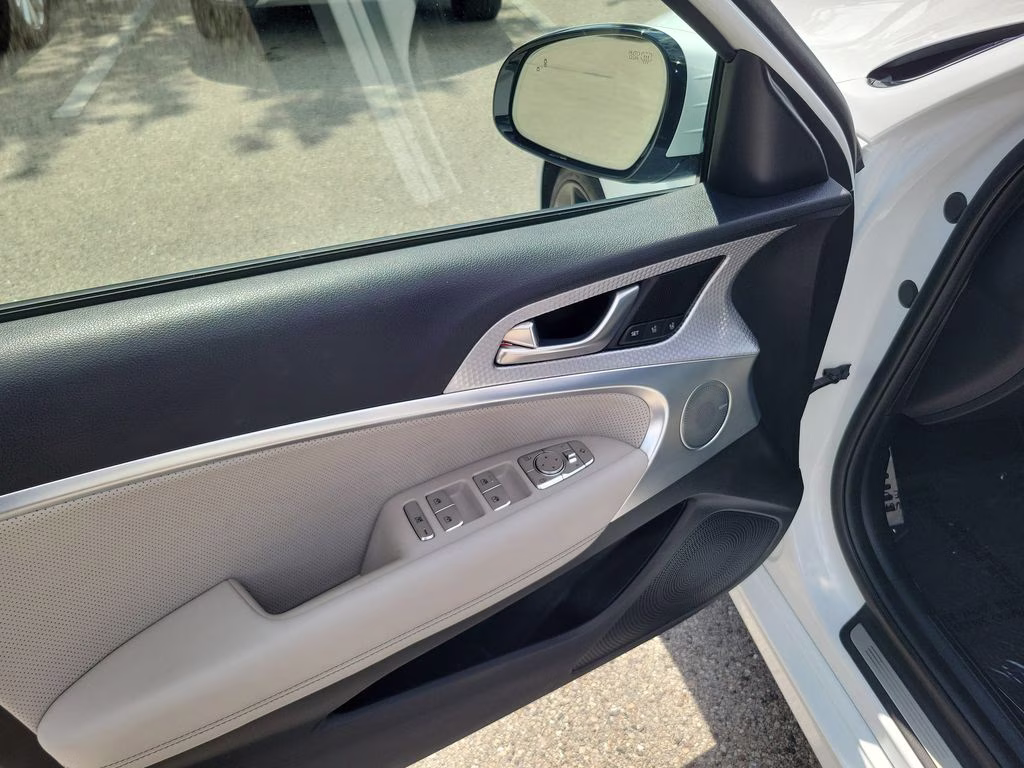 2023 Uyuni White Genesis G70 Sport Prestige 2.0T RWD Sedan
