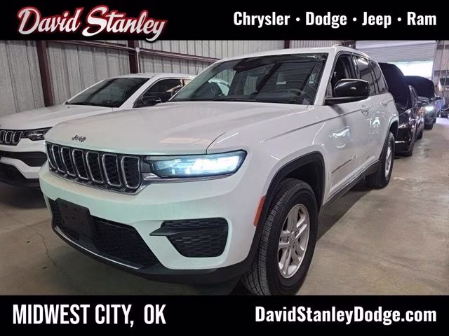 2023 Bright White Clearcoat Jeep Grand Cherokee Laredo RWD SUV