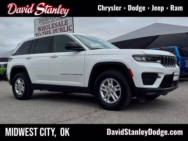 2023 Bright White Clearcoat Jeep Grand Cherokee Laredo RWD SUV