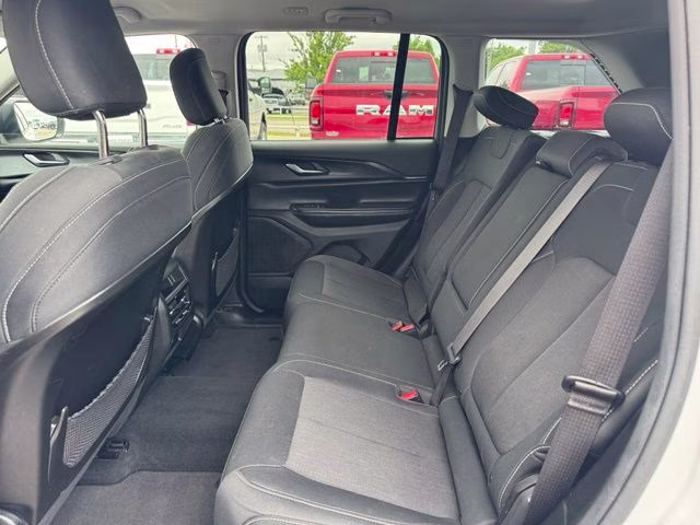 2023 Bright White Clearcoat Jeep Grand Cherokee Laredo RWD SUV