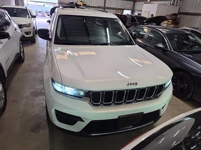 2023 Bright White Clearcoat Jeep Grand Cherokee Laredo RWD SUV