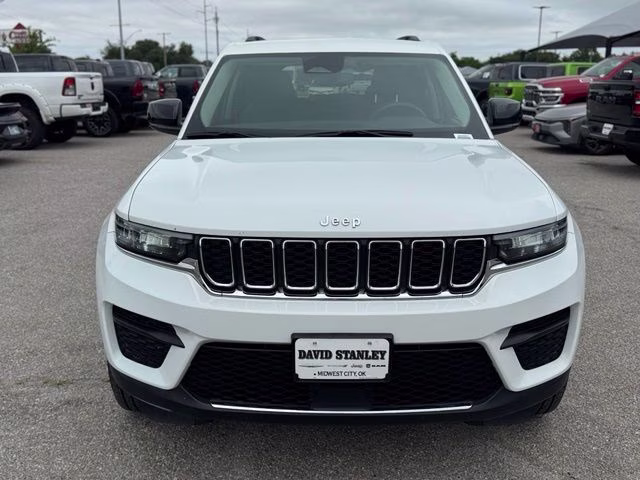 2023 Bright White Clearcoat Jeep Grand Cherokee Laredo RWD SUV