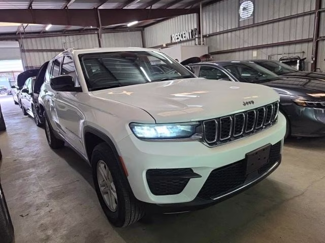 2023 Bright White Clearcoat Jeep Grand Cherokee Laredo RWD SUV