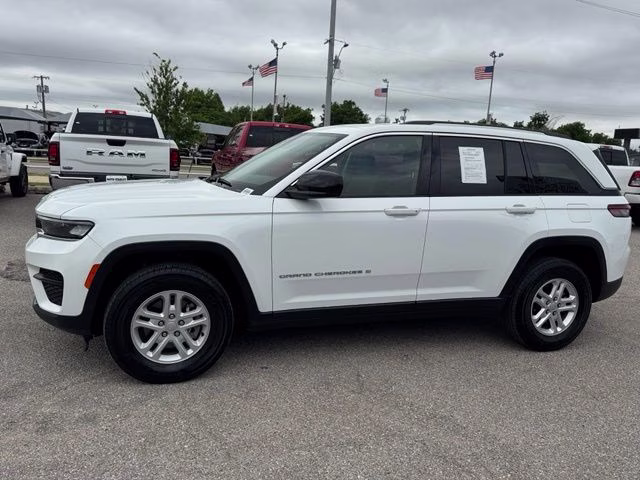 2023 Bright White Clearcoat Jeep Grand Cherokee Laredo RWD SUV