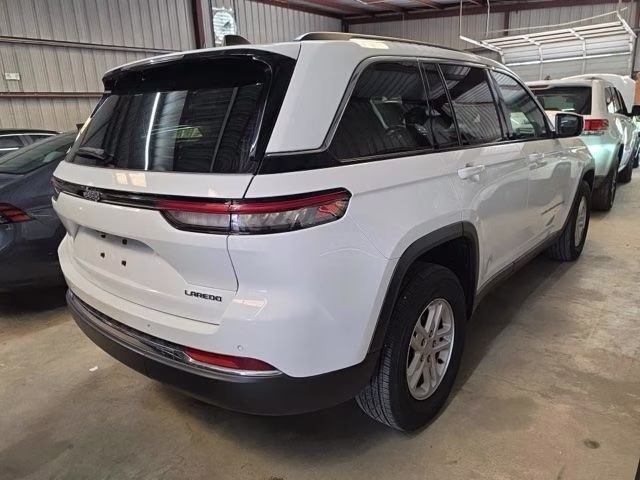 2023 Bright White Clearcoat Jeep Grand Cherokee Laredo RWD SUV