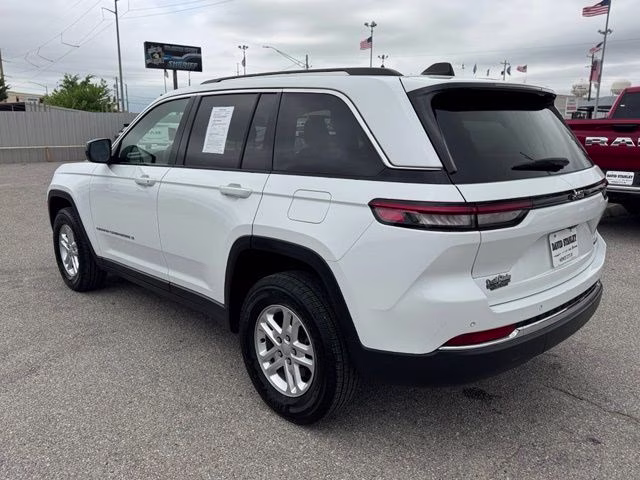2023 Bright White Clearcoat Jeep Grand Cherokee Laredo RWD SUV