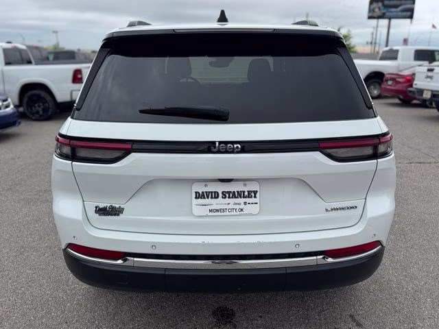 2023 Bright White Clearcoat Jeep Grand Cherokee Laredo RWD SUV