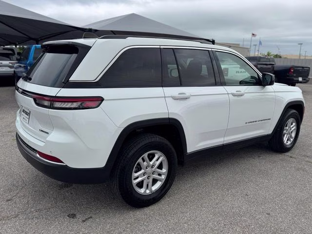 2023 Bright White Clearcoat Jeep Grand Cherokee Laredo RWD SUV