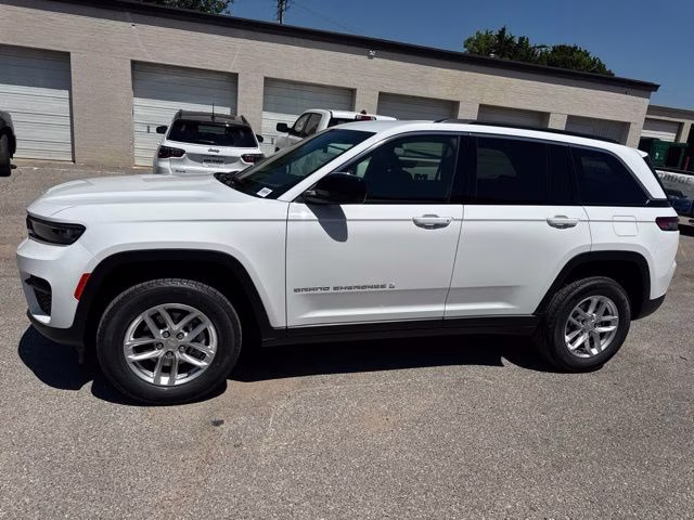 2026 Bright White Clearcoat Jeep Grand Cherokee Laredo RWD SUV