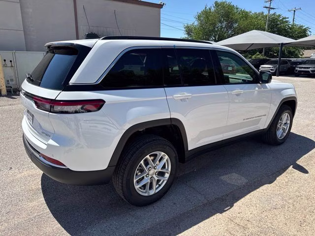 2026 Bright White Clearcoat Jeep Grand Cherokee Laredo RWD SUV