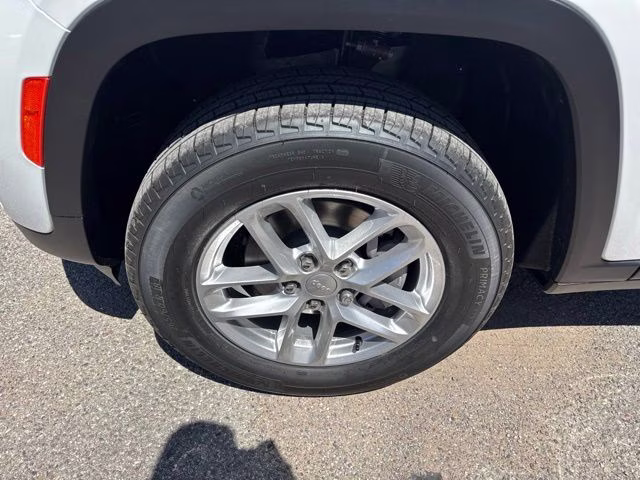 2026 Bright White Clearcoat Jeep Grand Cherokee Laredo RWD SUV