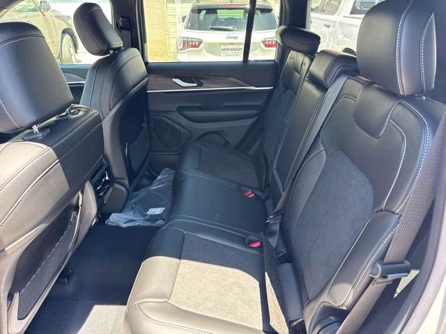 2026 Silver Zynith Jeep Grand Cherokee Laredo Altitude RWD SUV