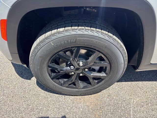 2026 Silver Zynith Jeep Grand Cherokee Laredo Altitude RWD SUV