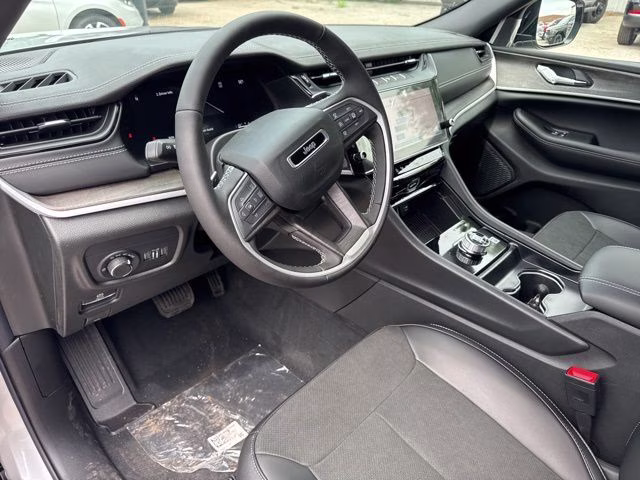2026 Silver Zynith Jeep Grand Cherokee Laredo Altitude RWD SUV