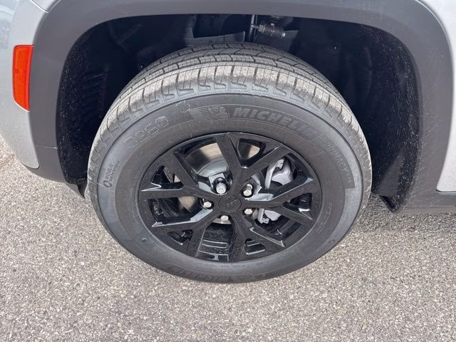 2026 Silver Zynith Jeep Grand Cherokee Laredo Altitude RWD SUV