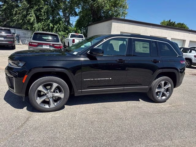 2026 Diamond Black Crystal Pearlcoat Jeep Grand Cherokee Limited RWD SUV