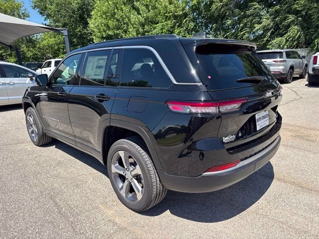 2026 Diamond Black Crystal Pearlcoat Jeep Grand Cherokee Limited RWD SUV