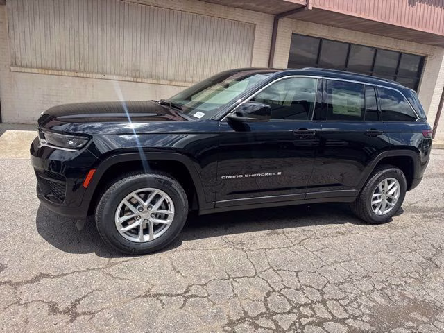 2026 Diamond Black Crystal Pearlcoat Jeep Grand Cherokee Laredo 4X4 SUV
