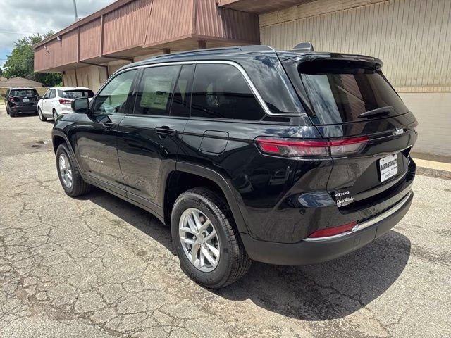 2026 Diamond Black Crystal Pearlcoat Jeep Grand Cherokee Laredo 4X4 SUV