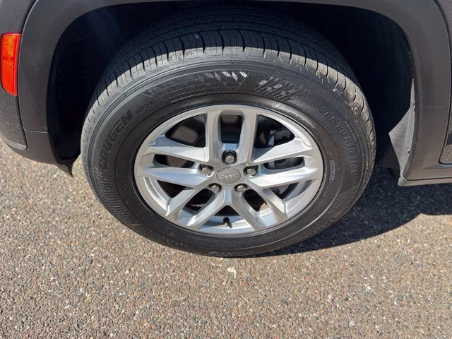 2025 Gray Metallic Jeep Grand Cherokee L Laredo RWD SUV