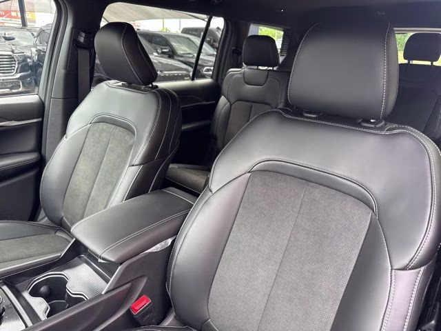 2026 Diamond Black Crystal Pearlcoat Jeep Grand Cherokee L Laredo RWD SUV
