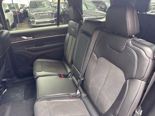 2026 Diamond Black Crystal Pearlcoat Jeep Grand Cherokee L Laredo RWD SUV