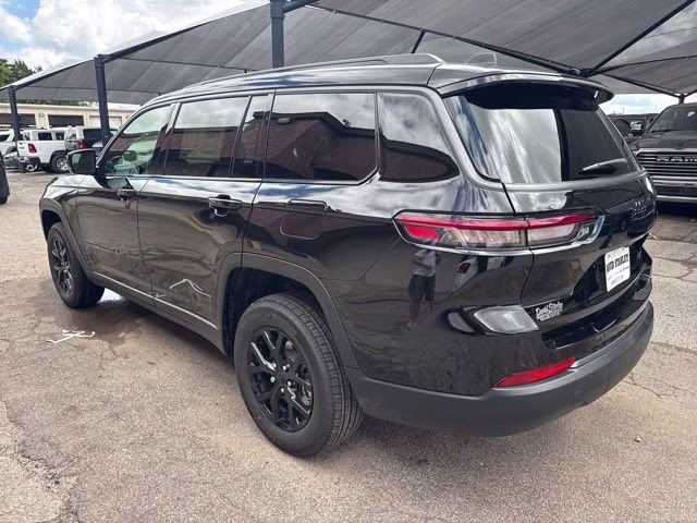 2026 Diamond Black Crystal Pearlcoat Jeep Grand Cherokee L Laredo RWD SUV