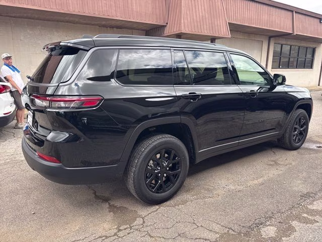 2026 Diamond Black Crystal Pearlcoat Jeep Grand Cherokee L Laredo RWD SUV
