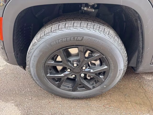 2026 Diamond Black Crystal Pearlcoat Jeep Grand Cherokee L Laredo RWD SUV