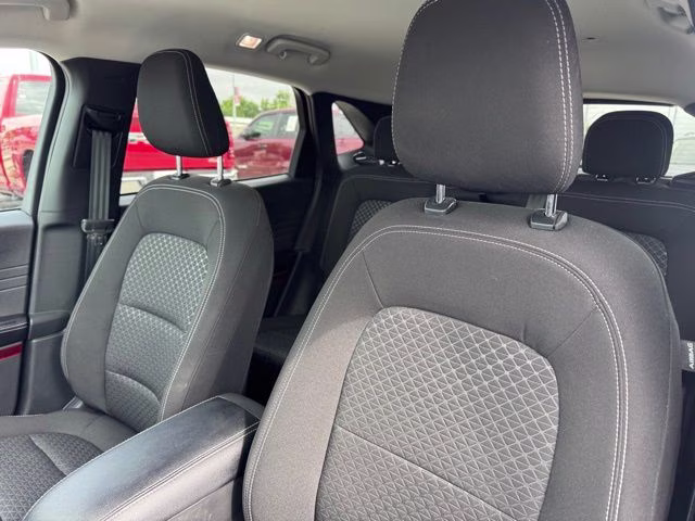 2024 Oxford White Ford Escape Active FWD SUV