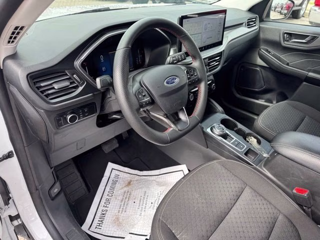 2024 Oxford White Ford Escape Active FWD SUV