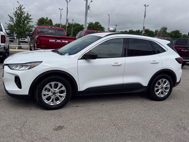 2024 Oxford White Ford Escape Active FWD SUV
