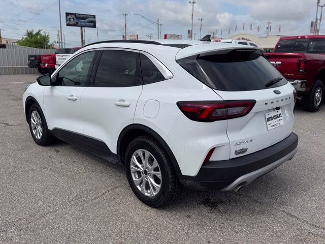 2024 Oxford White Ford Escape Active FWD SUV