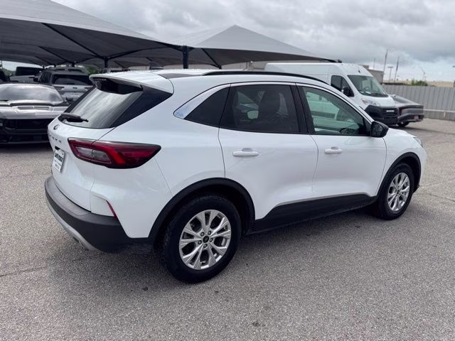 2024 Oxford White Ford Escape Active FWD SUV