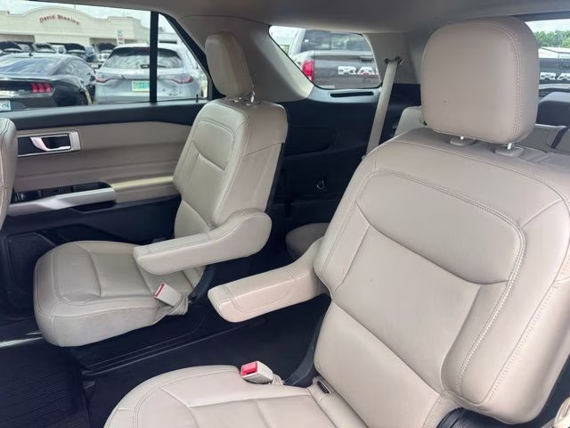 2022 Gray Metallic Ford Explorer XLT RWD SUV