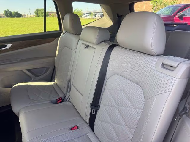 2025 Deep Black Pearl Volkswagen Atlas 2.0T SE FWD SUV
