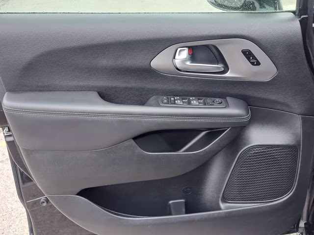 2025 Diamond Black Chrysler Pacifica Select FWD Van