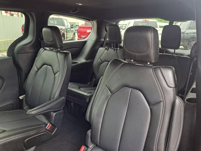 2025 Diamond Black Chrysler Pacifica Select FWD Van