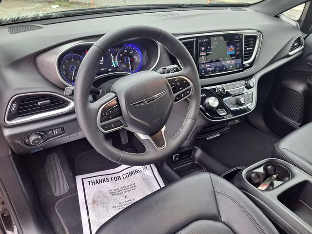 2025 Diamond Black Chrysler Pacifica Select FWD Van