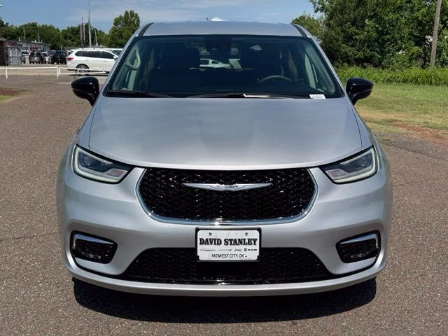 2024 Silver Mist Clearcoat Chrysler Pacifica Touring L FWD Van